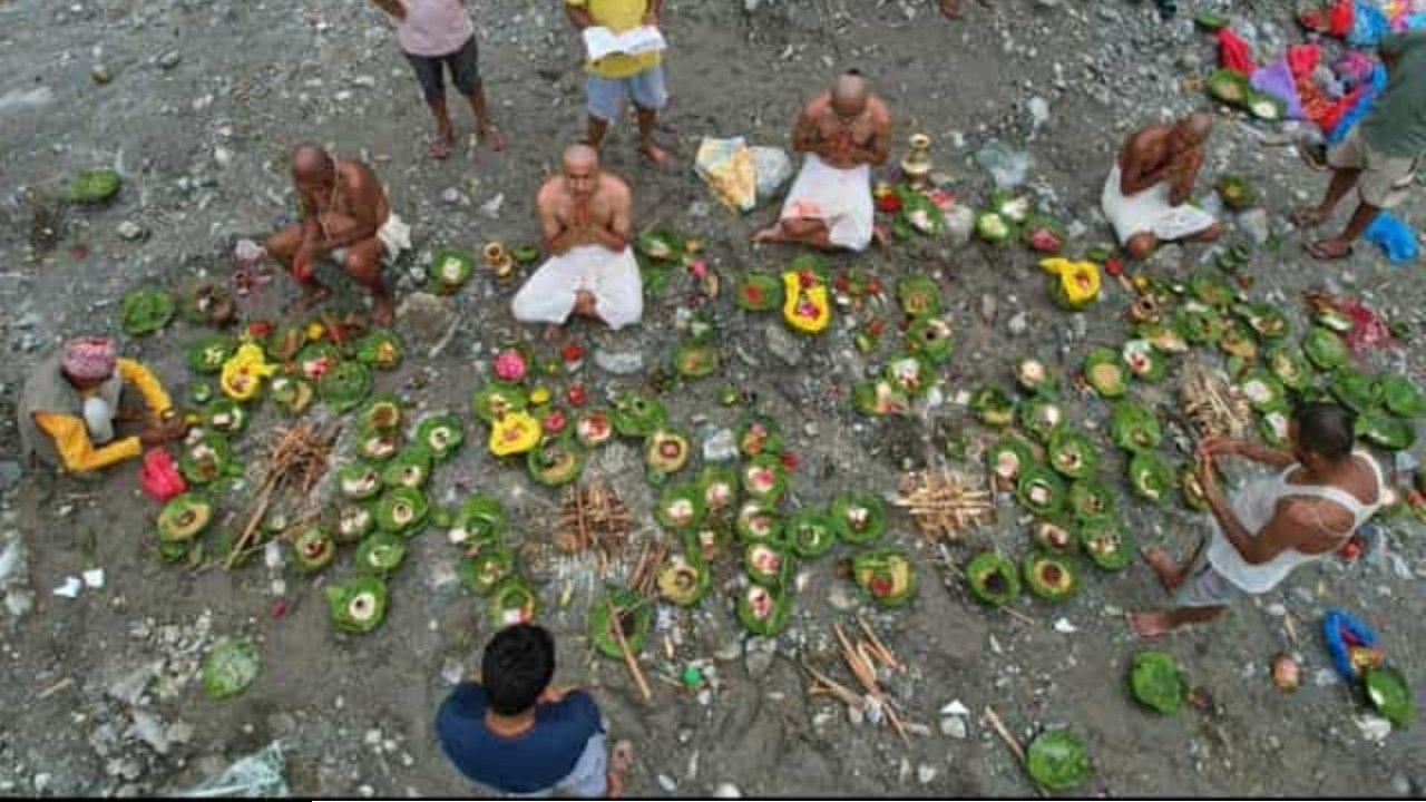 নেপালে নিখোঁজ হাজারো মানুষের জন্য প্রতিকী শেষকৃত্য পালন করছেন স্বজনেরা