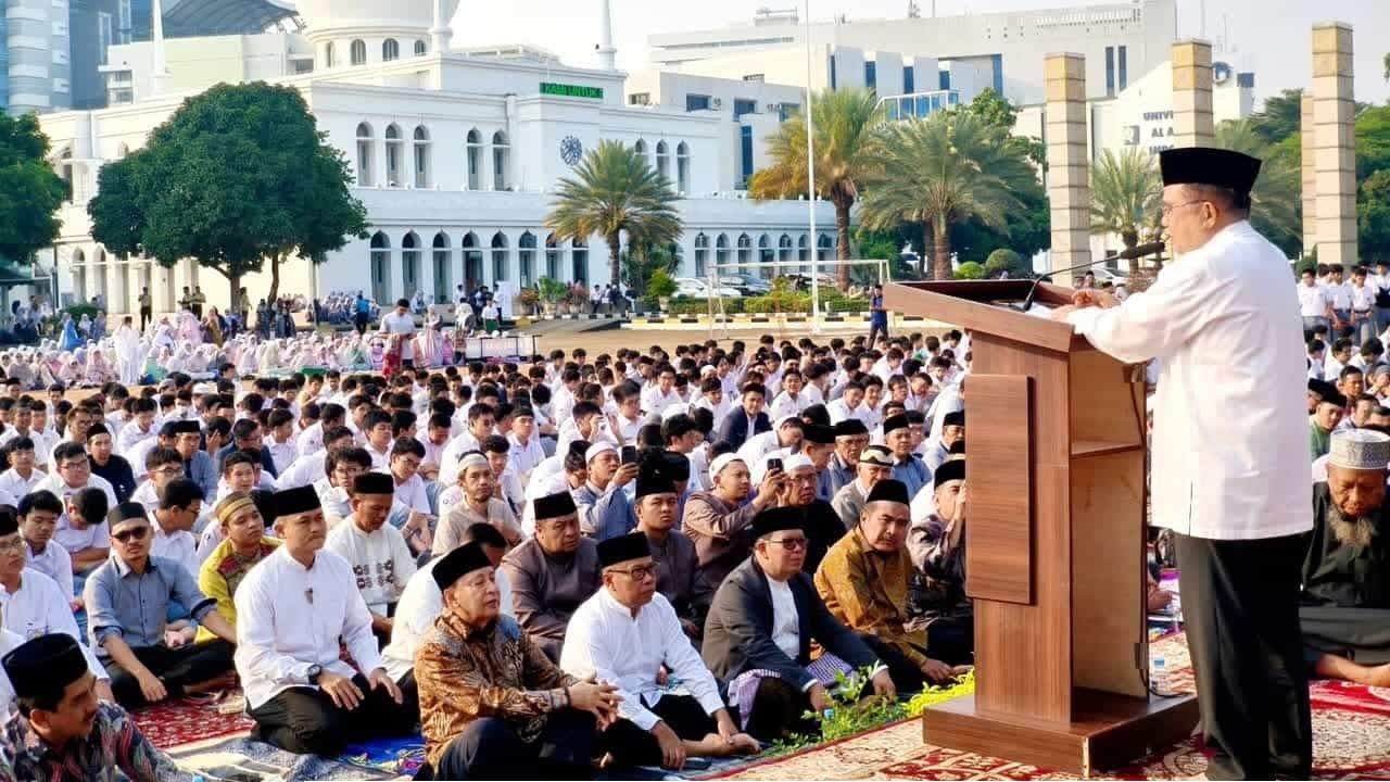 জাকার্তায় দীর্ঘ খরা থেকে বৃষ্টির আশায় শত শত মুসল্লির সালাতুল ইস্তিসকা