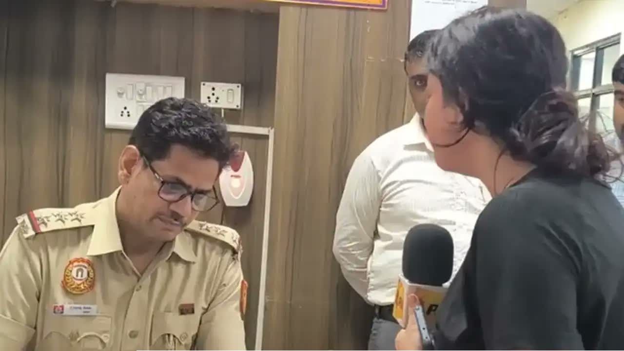 নয়াদিল্লিতে মুখ্যমন্ত্রীকে প্রশ্ন করায় দুই মুসলিম নারী সাংবাদিককে পুলিশি নির্যাতন