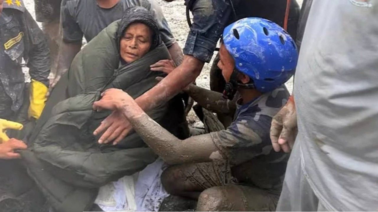 পরিবারের শেষকৃত্যের ১০ দিন পর কাদা চাপা বাড়ি থেকে ৬৪ বছরের বৃদ্ধা জীবিত উদ্ধার 