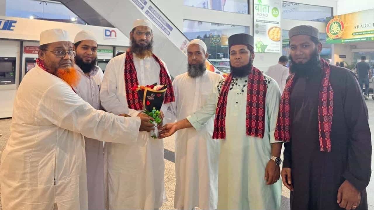 নেপালে বন্যাপীড়িত মানুষের পাশে মাওলানা মামুনুল হক