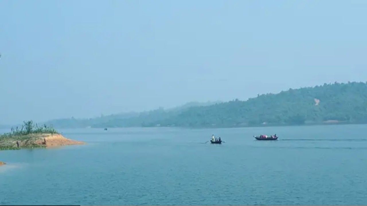 ধারণক্ষমতার আগেই ছাড়া হচ্ছে কাপ্তাই লেকের পানি: পানি ও বিদ্যুৎ সংকটের আশঙ্কা