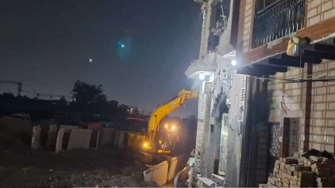দিল্লিতে গভীর রাতে বুলডোজার চালানো হলো মসজিদ ও মুসলিমদের বাড়িতে