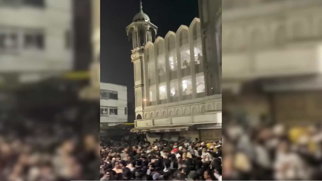ভারতে ৬৩০ বছরের ঐতিহ্যবাহী শাহী মসজিদ রক্ষায় মুসলিমদের রাতভর পাহারা
