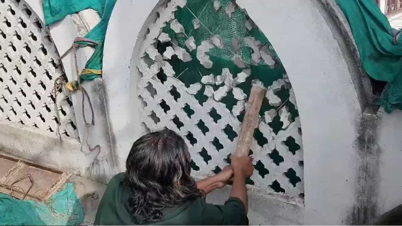 ভারতে ঐতিহাসিক মসজিদের অংশ অপসারণ, কাঁদতে কাঁদতে মুসল্লিদের আহাজারি: &lsquo;ইয়া আল্লাহ মাদাদ কর&rsquo;