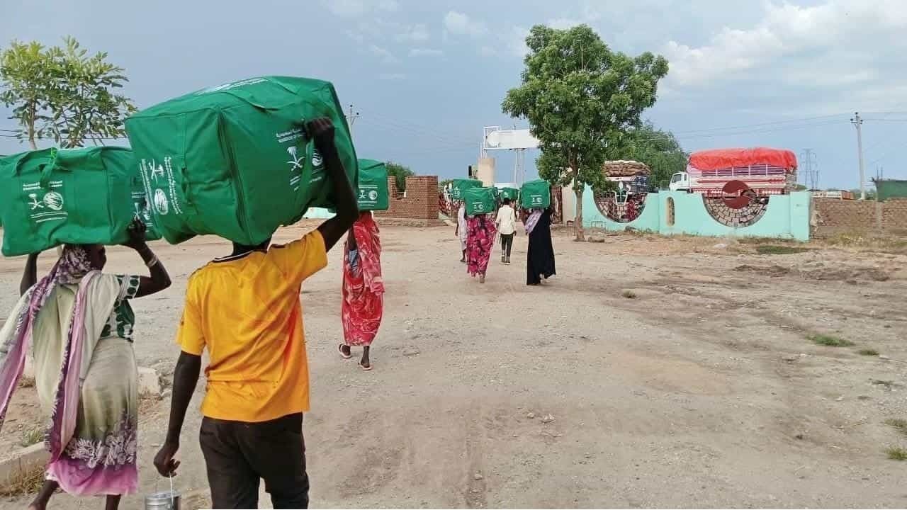 সুদানের ব্লু নাইলে ত্রাণ সহায়তা দিল সৌদি: বিপন্ন বাস্তুচ্যুতদের মধ্যে আশ্রয়ন সামগ্রী বিতরণ