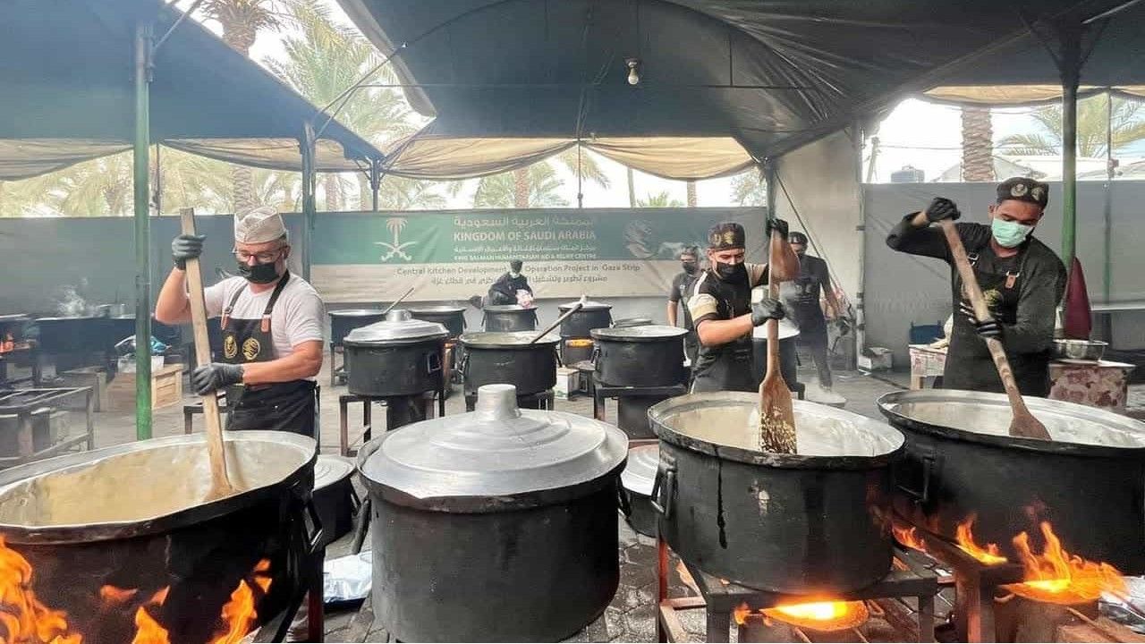গাজায় ২৪ হাজার গরম খাবার বিতরণ করল কিং সালমান ত্রাণ কেন্দ্র