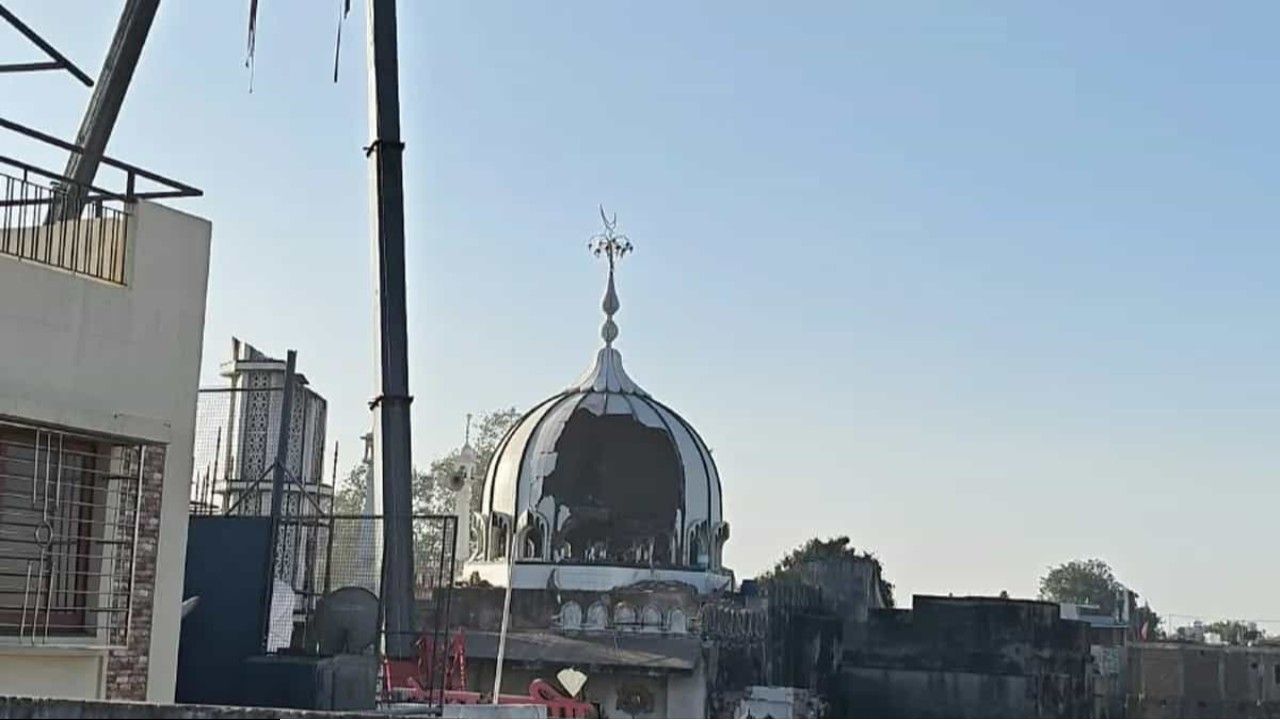 ভারতে রাস্তা প্রশস্তকরণের নামে শতবর্ষী শাহী মসজিদের মিনার ভাঙার সময় ভারী ক্ষয়ক্ষতি