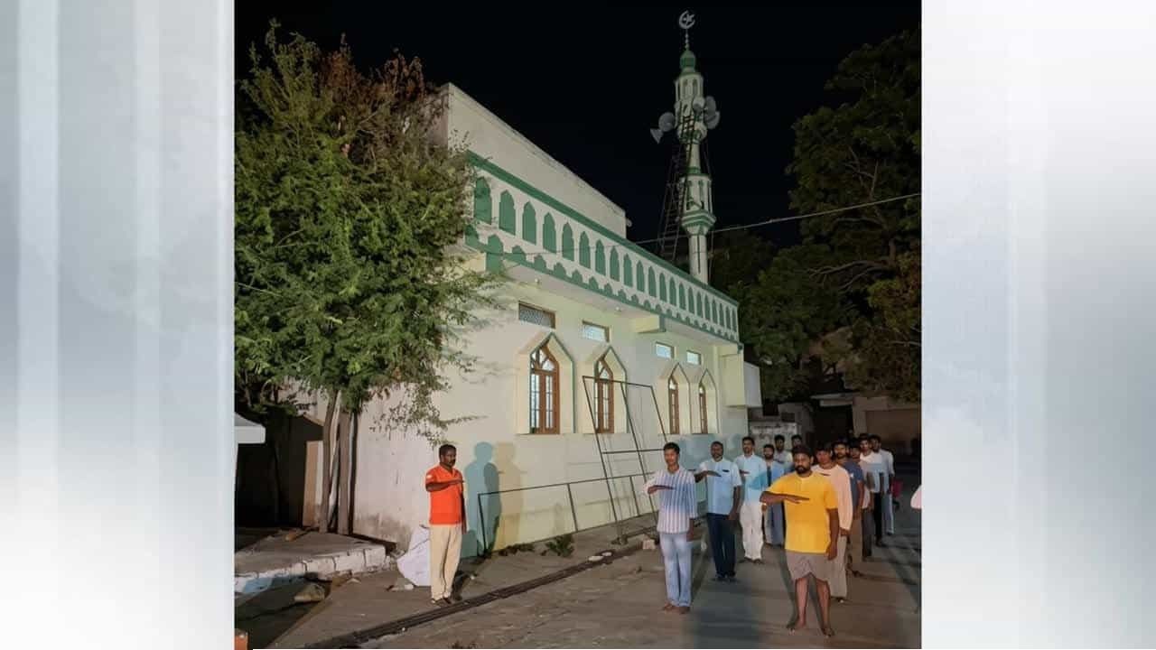 ভারতে মসজিদের সামনে উগ্র হিন্দুত্ববাদী সংগঠনের উসকানিমূলক মহড়া, পুলিশের অস্বীকৃতি
