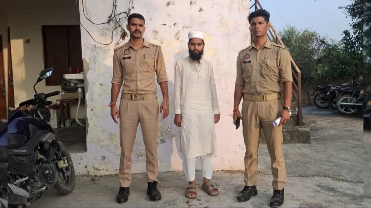 আযান দেওয়ার অপরাধে ইমাম গ্রেফতার, মাইক জব্দ: বিজেপি শাসিত রাজ্যে উগ্র হিন্দুত্ববাদী নীতির প্রভাব নিয়ে উদ্বেগ
