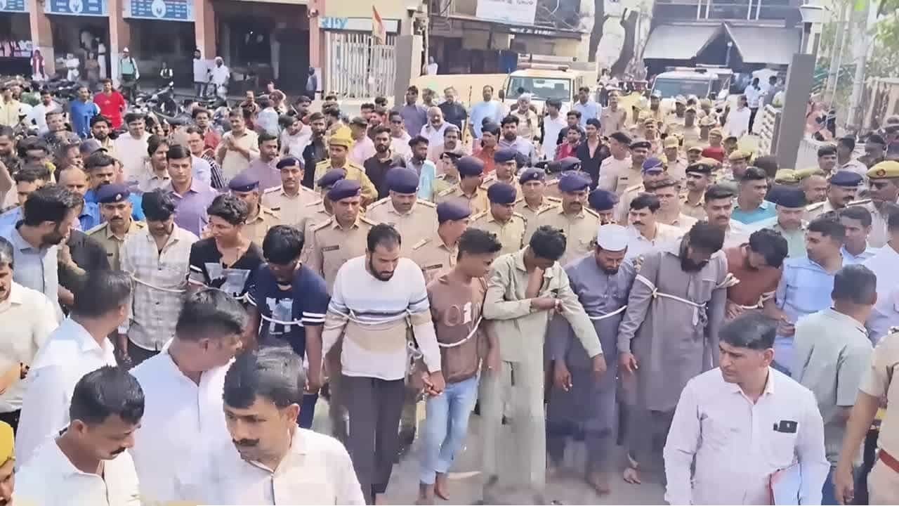ভারতের গুজরাটে ৯ মুসলিম যুবককে দড়িতে বেঁধে রাস্তায় ঘোরাল পুলিশ