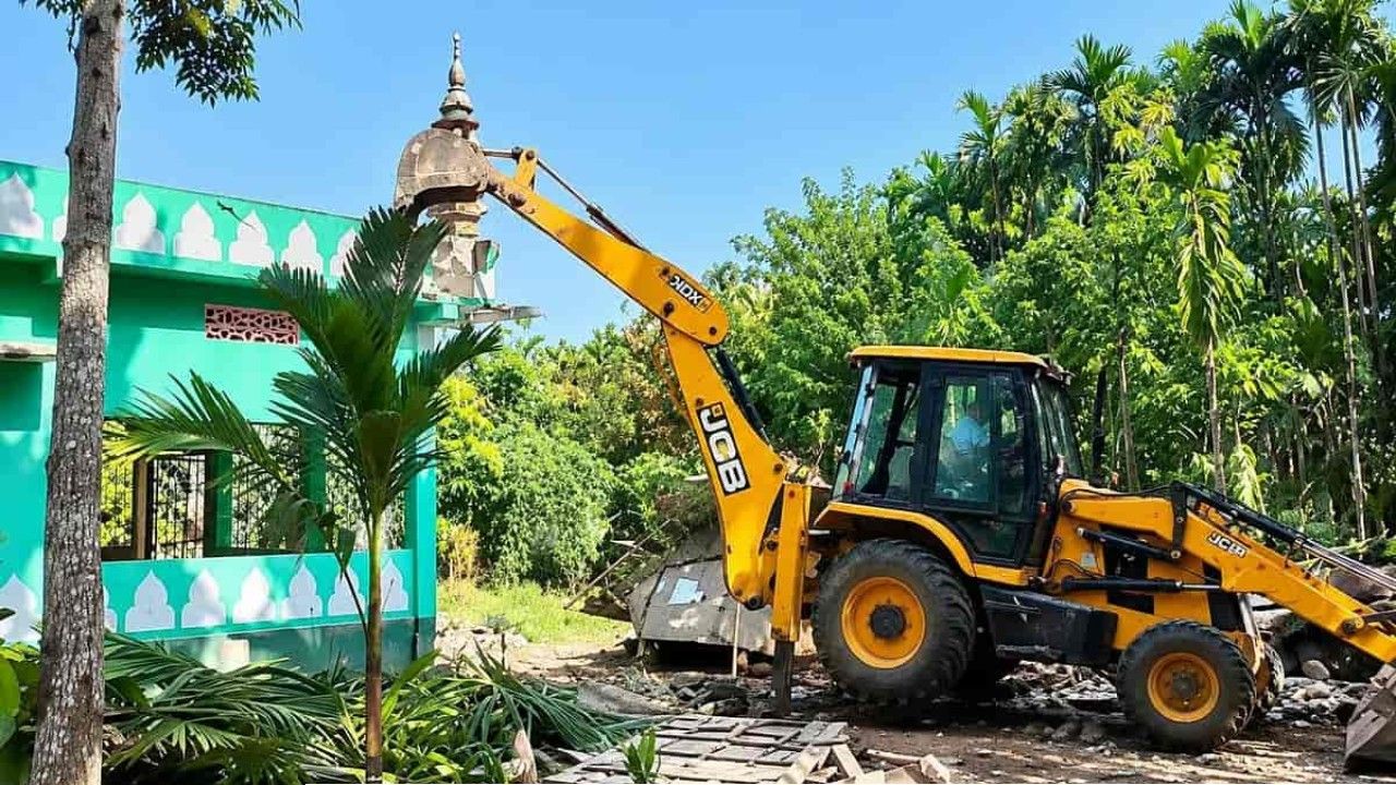 আসামে বুলডোজার রাজ: ১১০০ মুসলিম পরিবার উচ্ছেদ, গুঁড়িয়ে দেওয়া হলো ১০টি মসজিদ
