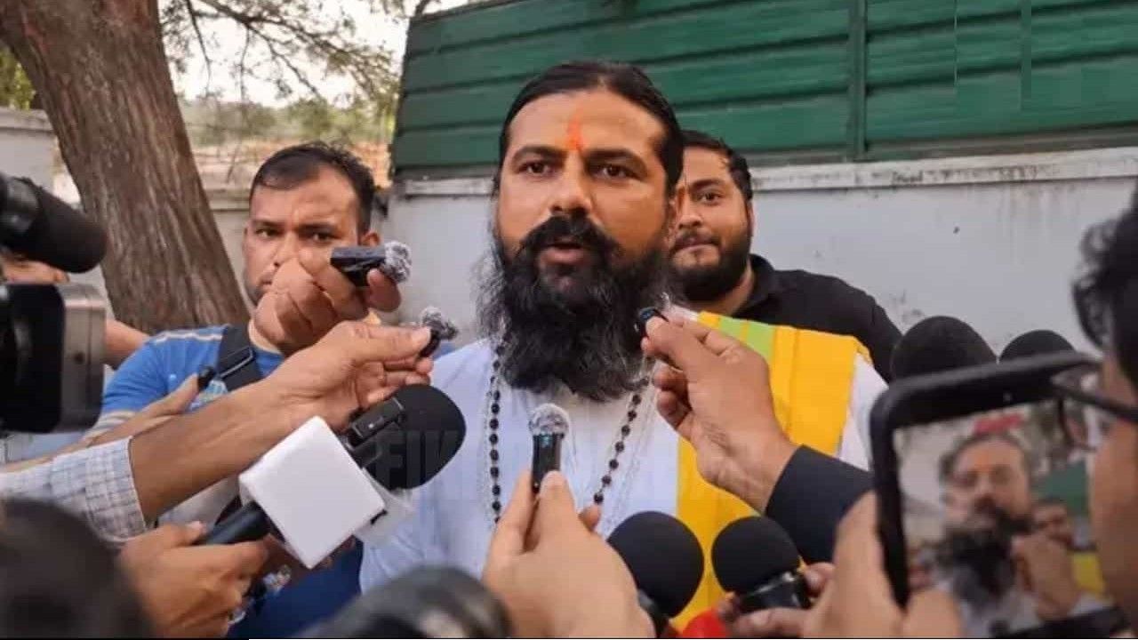দিল্লির রেস কোর্স এলাকায় শতাব্দীপ্রাচীন মসজিদ রক্ষা করতে এগিয়ে এলেন মন্দিরের পুরোহিত